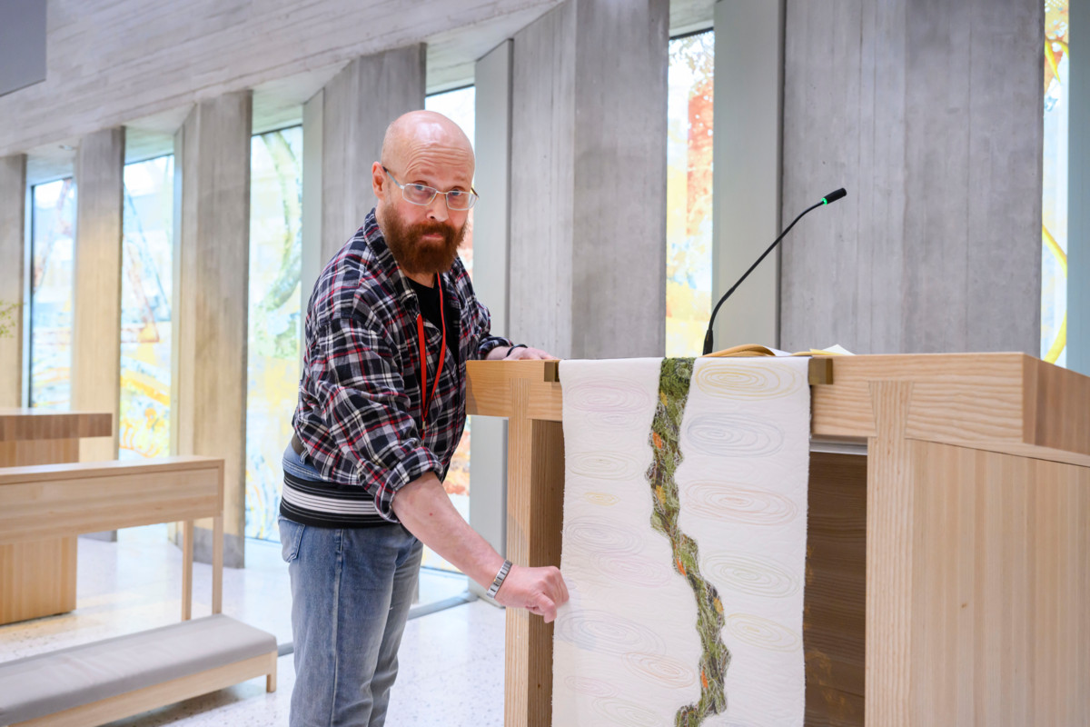 Tom Saarinen tutustui suntion apulaisen tehtäviin harjoittelujaksollaan seurakunnassa.  Tässä hän vierailee Tikkurilan kirkossa.