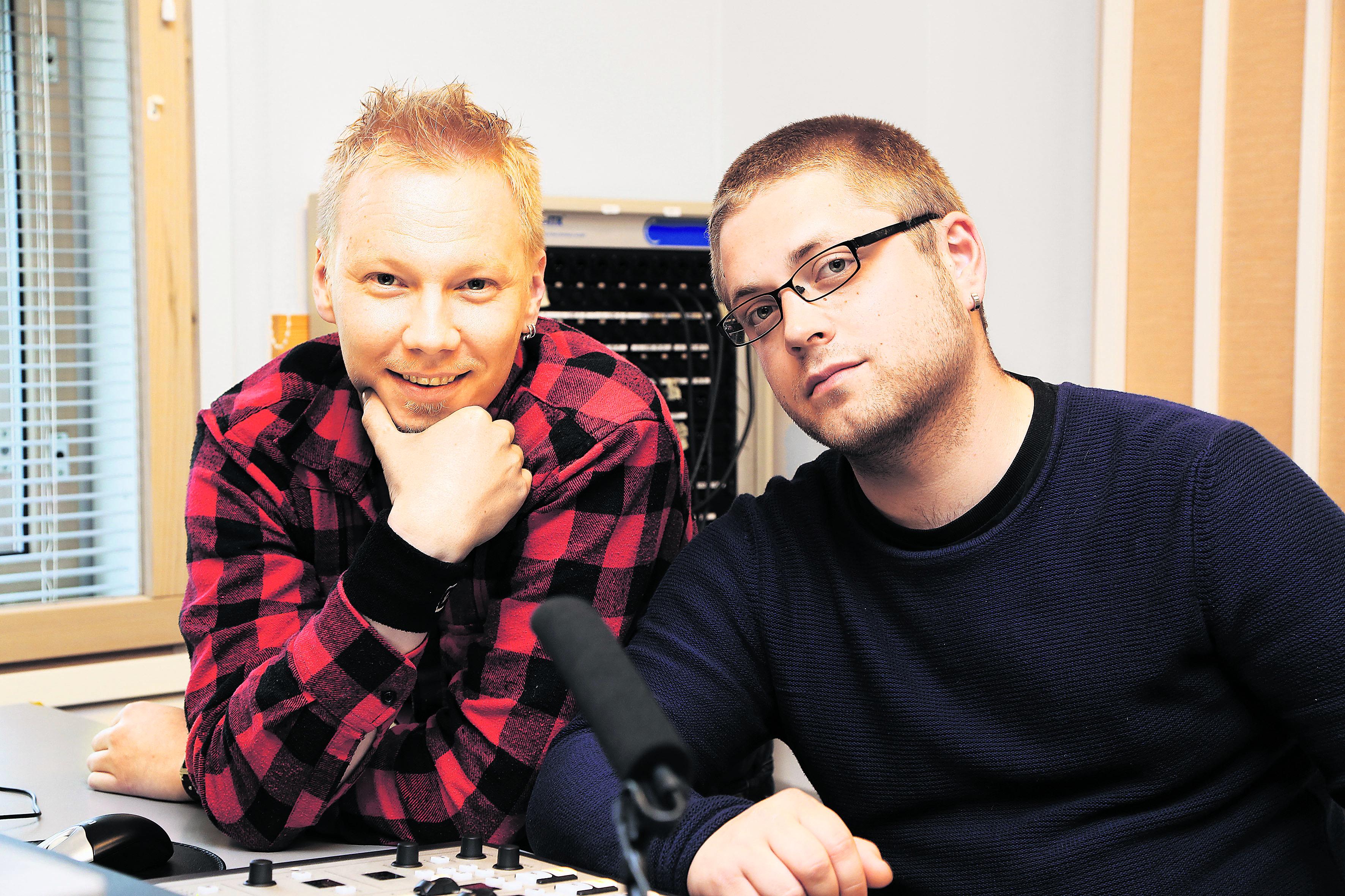 Opiskelijoiden voimin. Suviradion tuottaja Justus Laitinen (vas.) ja musiikkipäällikkö Olli Aimola lupaavat, että nuoret radionkuuntelijat saavat leppoisan kesätunnelman. Radion juttusarjoissa pääsevät vanhemmatkin jyvälle siitä, mitä teinit nykyään ajattelevat.