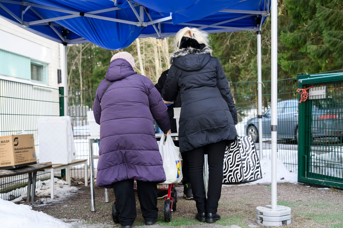 Kouluilta tuotua linjastohävikkiruokaa jaetaan ulkona niin pitkään kuin sitä riittää.