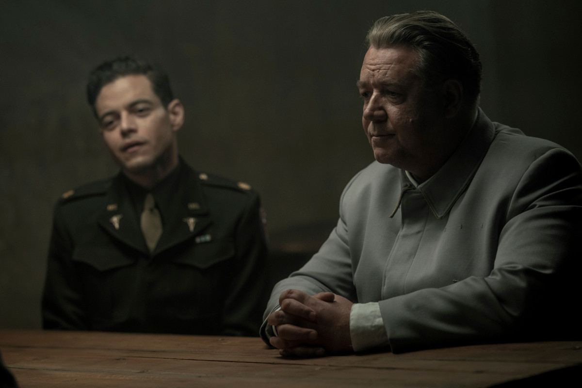 Psykiatri Douglas Kelleyn (Rami Malek) tehtävä oli arvioida Herman Göringin (Russell Crowe) oikeustoimikelpoisuutta. Kuva: Scott Garfield / Sony Pictures Classics