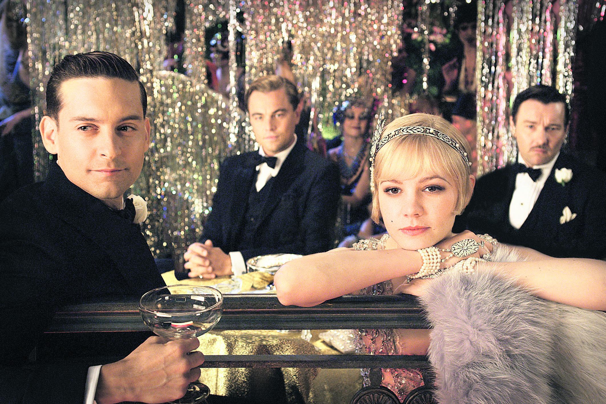 Kaikki hyvin? Kaunis Daisy ja hänen elämänsä tärkeät miehet: Nick-serkku (vas.), rakastettu Jay Gatsby ja rikas mutta tylsä aviomies Tom Buchanan.