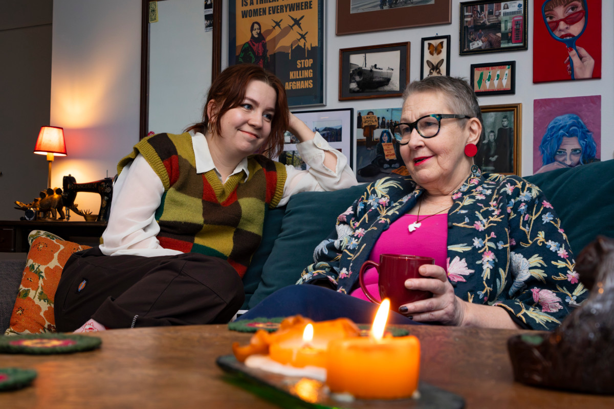 ”Ei voida tuudittautua siihen, että kyllä ne poliitikot hoitavat asiat. On saatu karvaasti kokea, etteivät he hoida”, sanoo tyttärensä Jemina Nylundin innostamana Elokapinaan liittynyt Raili Nylund. Heidät kuvattiin Jeminan kotona Helsingissä.