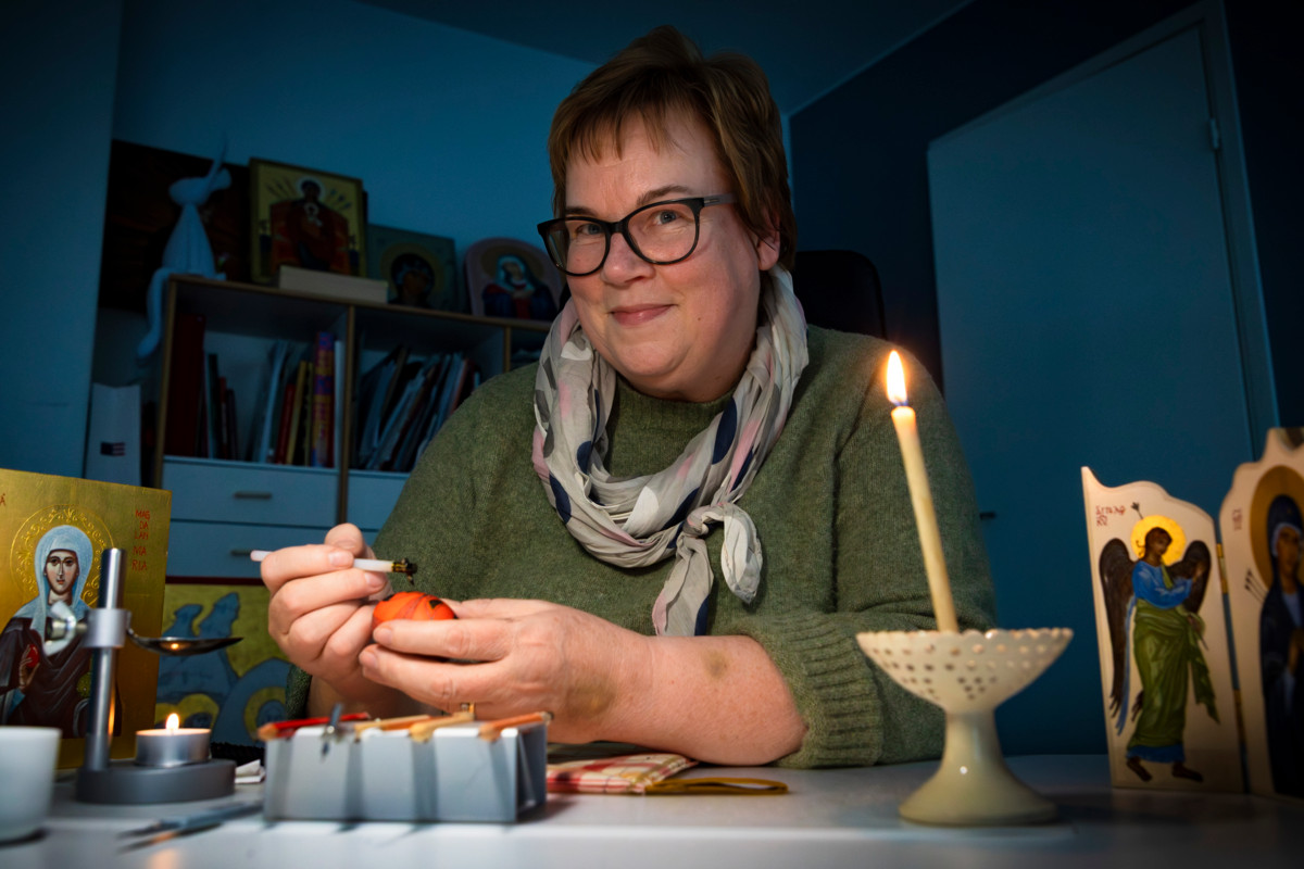 Mari Äyräväinen on harrastanut pisanka-munien maalausta jo 25 vuotta. Lisäksi hän on pitänyt aiheesta kursseja Valamossa.