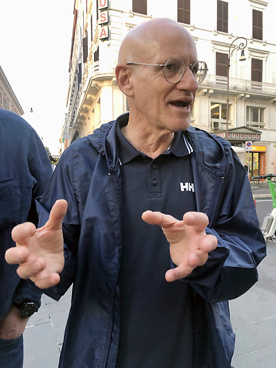 Syvin surumme, olimmepa rikkaita tai köyhiä, liittyy johonkin muuhun kuin aineelliseen. Siksi tarvitsemme auttamisen sijaan ystävyyttä, sanoo Sant’Egidio-yhteisöön lukiolaisena liittynyt lääketieteen professori Leonardo Emberti Gialloreti. 