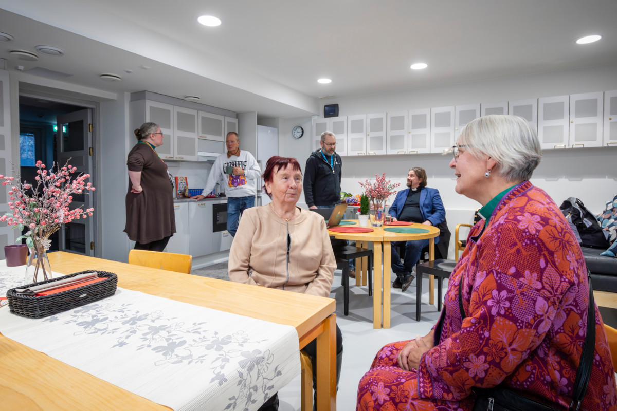 Paavalinkirkon Varustamon avajaisia vietettiin marraskuun lopulla. Pöydän ääressä diakonian kokemusasiantuntija Maria ja Varustamon toiminnanjohtaja Marita Nummelin.