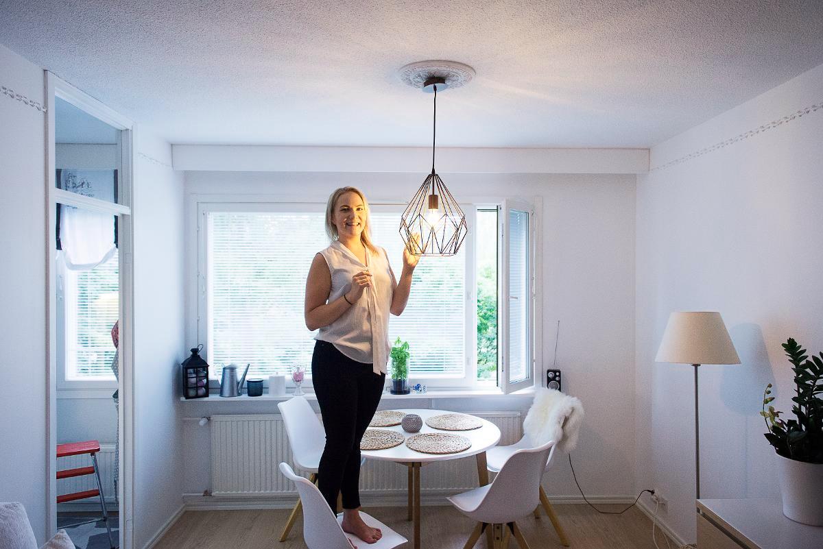 Ei huimaa. Minna Siiriäinen osti heinäkuussa yksiön Laajasalosta. Hinnalla olisi saanut melkeinpä omakotitalon Siiriäisen kotikaupungista Mikkelistä. Kuva: Pekko Vasantola