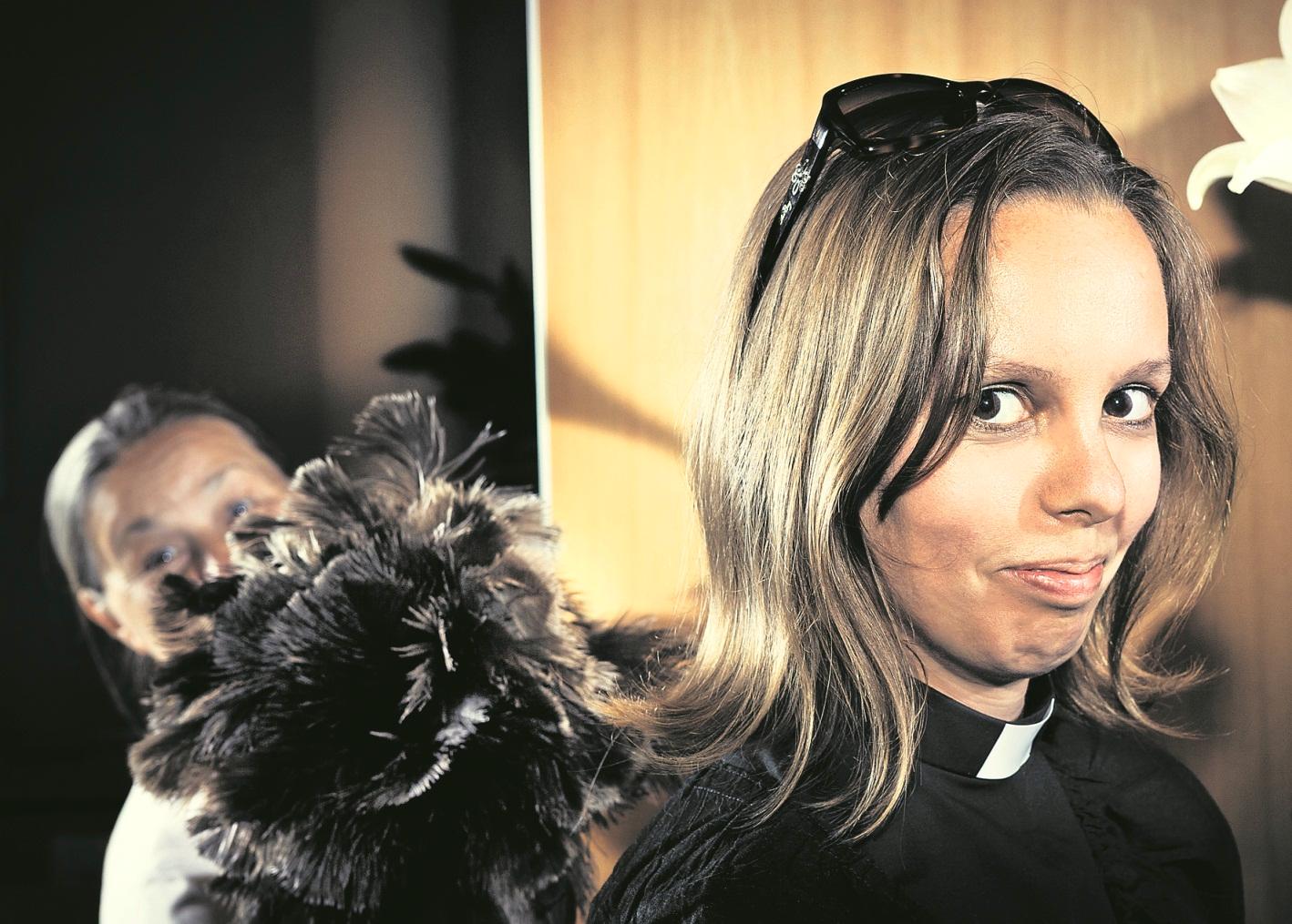 Keskellä liljain ja höyhenten.  Anna-Maija Viljanen-Pihkala (oik.) kertoo Kesäillankerhossa kristillisistä symboleista. Taustalla Ulla Lewman.