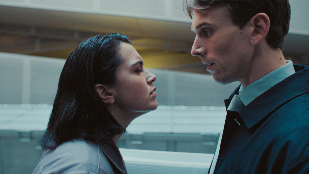 Pasi (Miro Lopperi) kohtaa yllättävän luontokappaleen lisäksi myös Emilian (Mimosa Willamo), hyvinvoinnin sääntökirjaa valvovan viranomaisen. Kuva: Max Smeds/Bufo