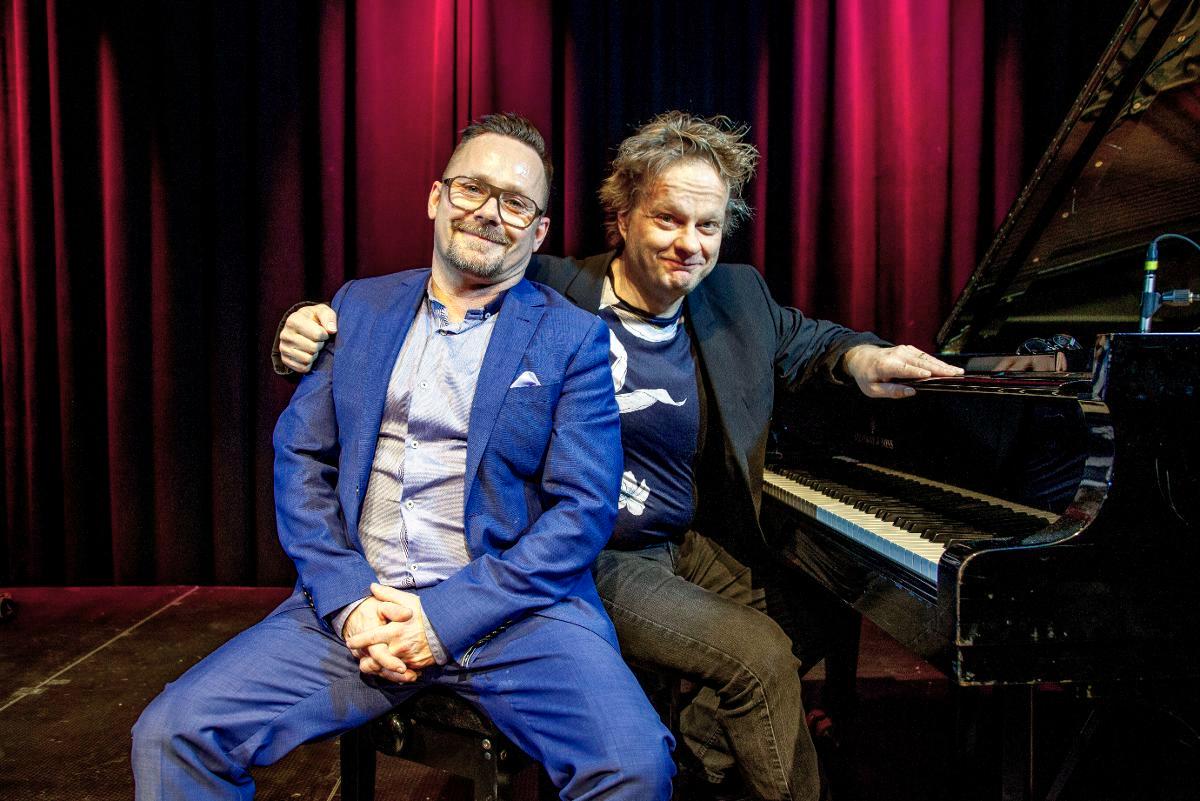 Laulaja Petri Pöyhönen (vasemmalla) tuottaa Musiikkiteatteri Kapsäkin tasa-arvoisen vihkitilaisuuden. Jazzpianisti Iiro Rantala säveltää seremonian aikana soitettavan instrumentaalikappaleen. Kuva: Sirpa Päivinen