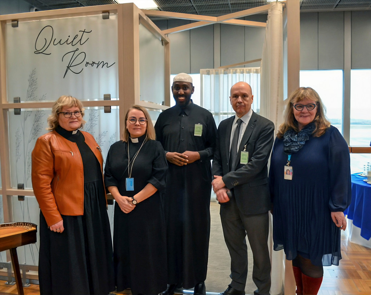Kuvassa hiljaisen tilan avajaisiin osallistuneet Kirsi Rantala ja Hanna Similä (Vantaan seurakunnat), Sharmarke Said Aw-Musse (Myyrmäen As-Salam moskeija), Jyri Komulainen (USKOT-foorumi) ja Eeva Kokki (Finavia). Kuva: Matilda Maunula.