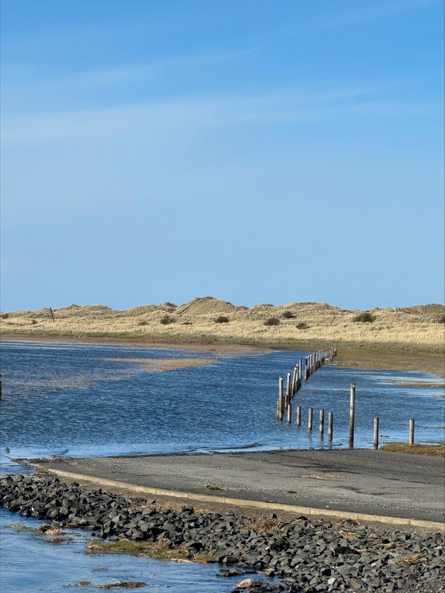 Lindisfarneen eli Holy Islandille vievä pengertie peittyy nousuveden aikana.