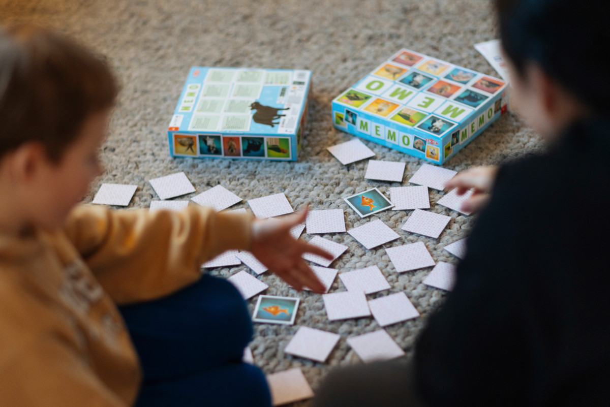 Kristi etsii joulu- ja syntymäpäivälahjat Kierrätyskeskuksesta. Hänelle on tärkeää, että lapsi voi osallistua kaverisynttäreille kuten muutkin.