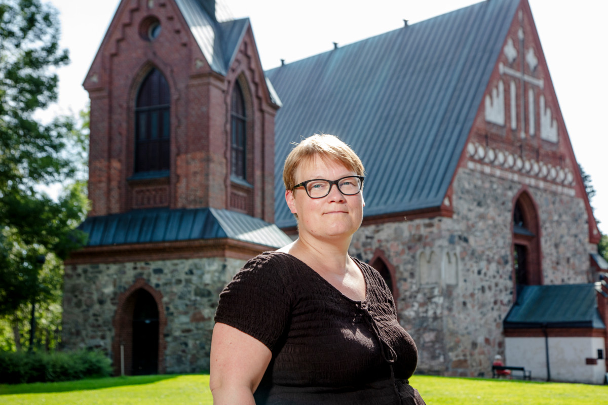 Anu Lahtinen luennoi Helsingan keskiaikapäivässä, joka järjestetään Pyhän Laurin kirkon ympäristössä.