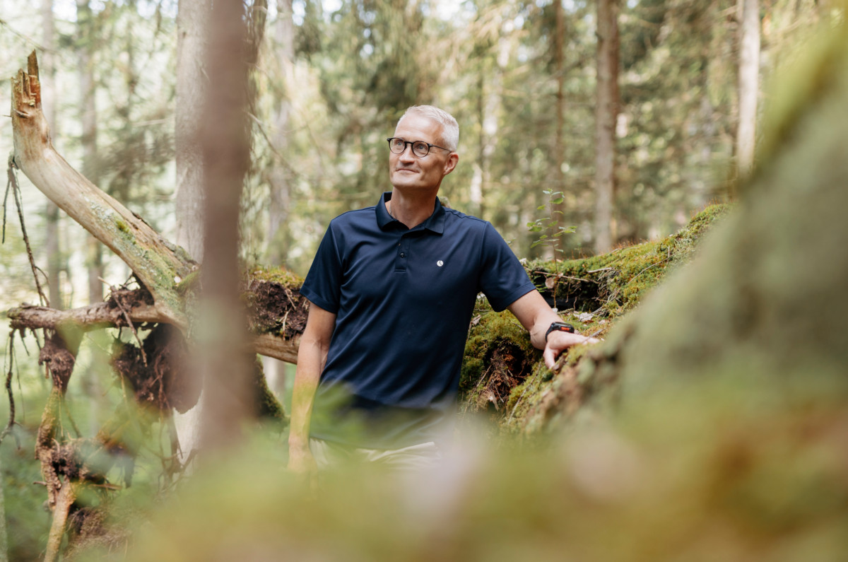 Turvallisuusasiantuntija Jarmo Limnéll tekee jatkuvasti töitä uhkien parissa. Vastapainoksi hän suuntaa rauhoittumaan Sorlammen luontopolulle. ”Henkiselle hyvinvoinnille on tärkeää olla välillä irti informaatiovirroista”, Limnéll kertoo. 