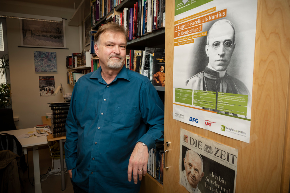 Mikko Ketola vertaa katolisen kirkon hyväksikäyttökriisiä sitkeään homeongelmaan, joka on osoittautunut luultua pahemmaksi.