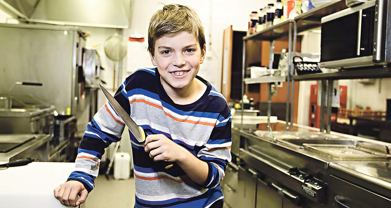 Tuukka Pallonen, 10, pääsi kurkistamaan Ravintola Tammen keittiöön.