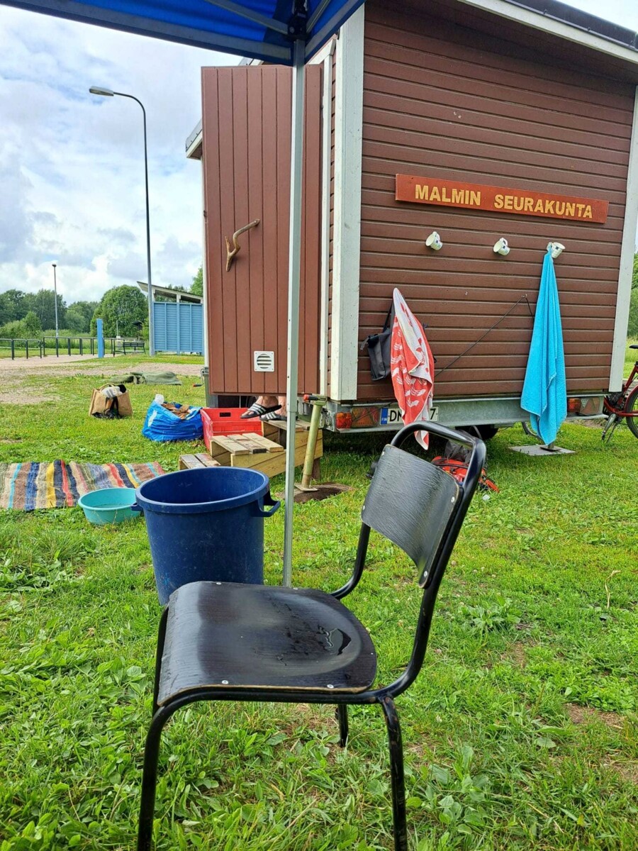Kärrysauna Tapaninvainion uimarannalla. Saunan eteen oli levitelty mattoja, jotta hiekkaa ja roskia ei kulkeutuisi löylyhuoneeseen.