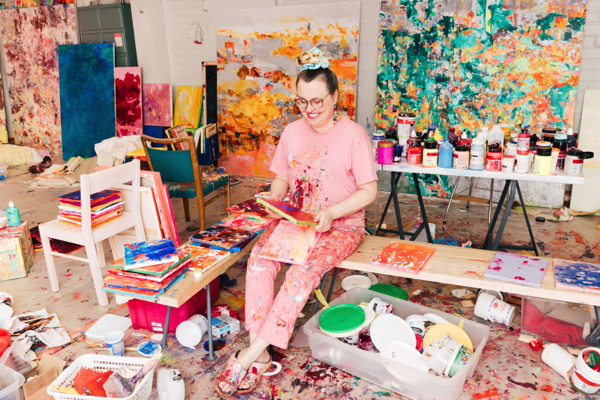 Maaria Oikarisen viime kesän kohokohta oli, kun hän järjesti nuorille maalauspajan työhuoneellaan. Helsingin kaupunki myönsi pienen summan materiaalihankintoihin, mutta muuten kyseessä oli vapaaehtoistyö. ”Haen rahoitusta, jotta voisin pitää pajoja jatkossakin”, hän sanoo.