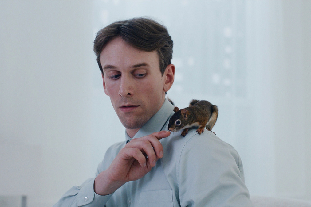 Keinotekoisia eläimiä työkseen suunnitteleva Pasi (Miro Lopperi) päättää uhmata luontoa vieroksuvan yhteiskunnan sääntöjä ja auttaa maailman viimeistä oravaa. Kuva: Max Smeds/Bufo