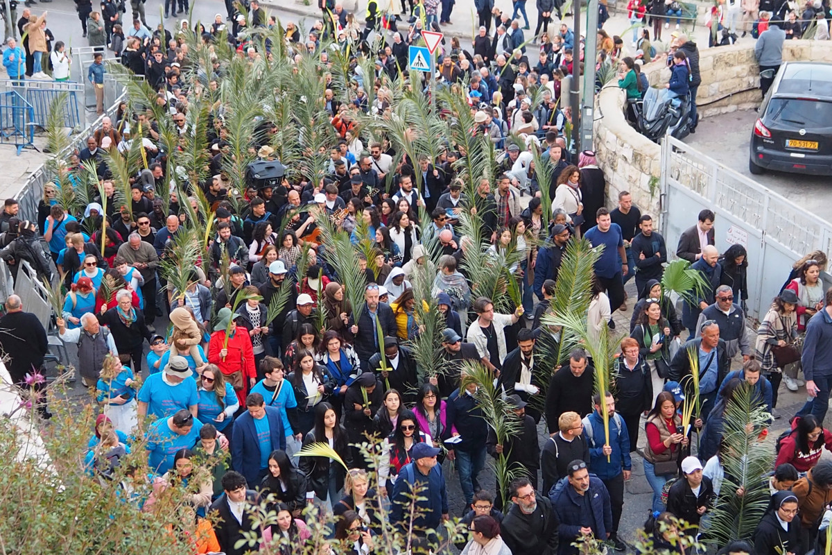 Tänä vuonna Jerusalemissa ei järjestetty perinteistä palmusunnuntain kristittyjen kulkuetta, joka laskeutuu Öljymäeltä vanhaankaupunkiin. Kuva on vuodelta 2023.