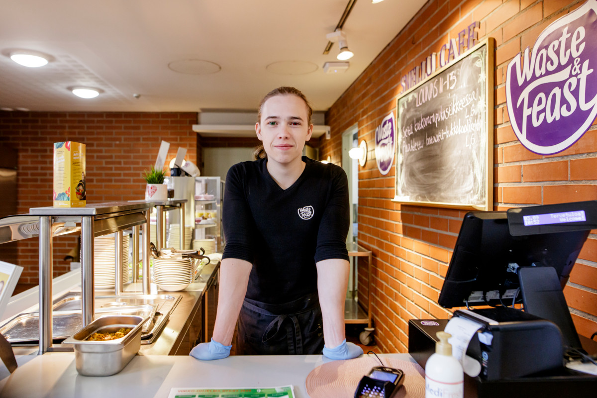 Työkokeilussa oleva Timo pitää erityisesti lounasasiakkaiden palvelemisesta kassalla.