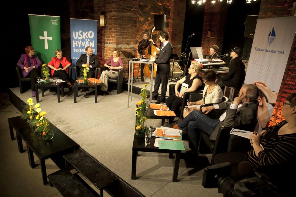 Kahdeksan puolueen edustajat keskustelivat tuomiokirkon kryptassa arvoista EU-päätöksenteon taustalla. Kuva: Sirpa Päivinen.