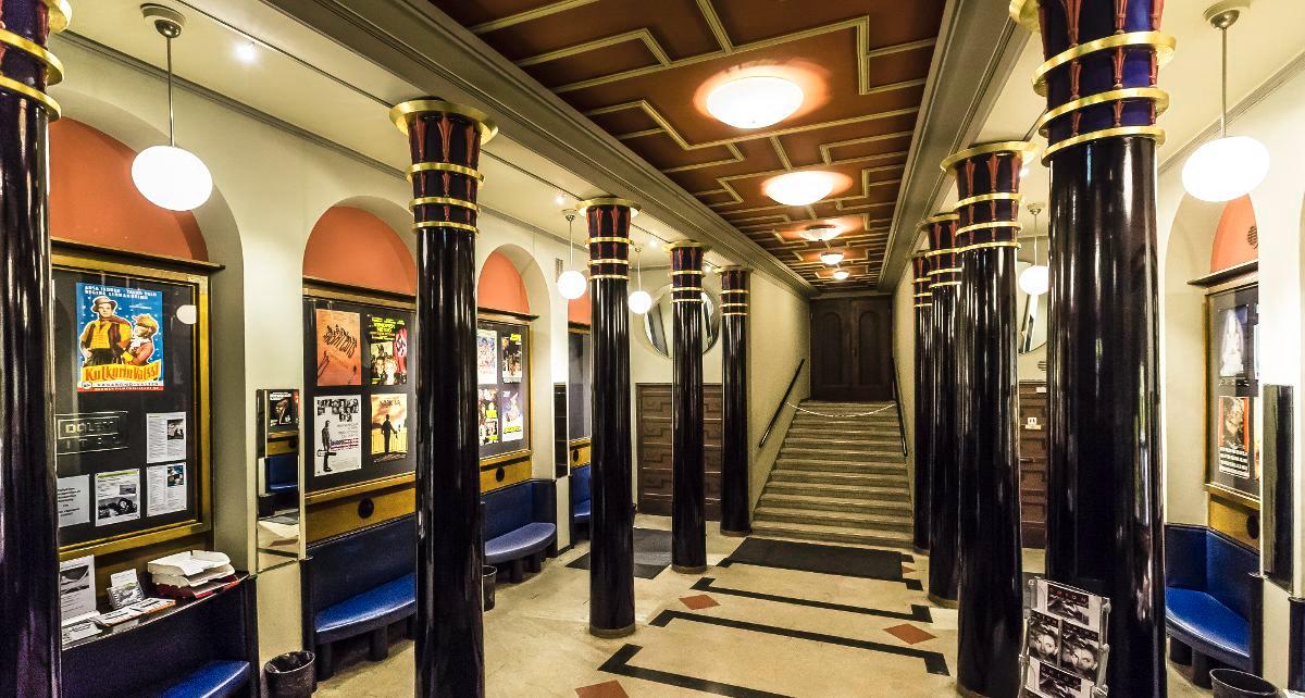 Elokuvateatteri Orionin art deco -tyylinen aula tarjoaa silmänruokaa. Kuva: Jukka Granstrom