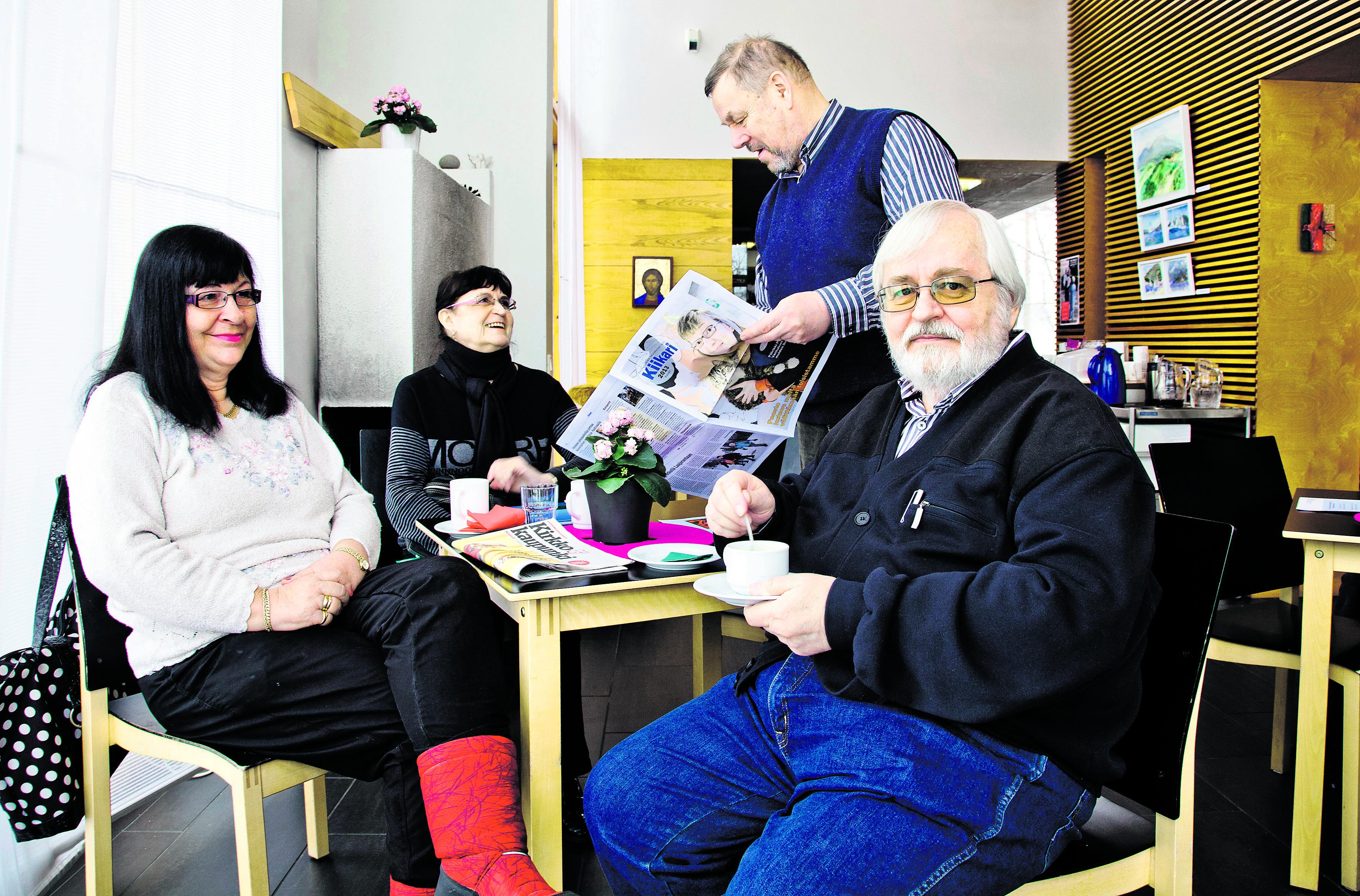 Kirkolla kohdataan. Laajasalon alueen kuusikymppisten riennoissa on syntynyt paljon uusia yhteyksiä ja ystävyyksiä. Kuvassa Leena Koivunen (vas.), Ritva Pykäläniemi, Juha-Matti Törmä ja Jukka Annala.