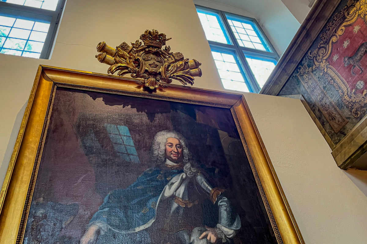 Kirkon seinään on ripustettu kuningas Fredrikin muotokuva. Fredrik myi pienen palloiluhallin Suomalaiselle seurakunnalle. Rakennus tunnettiin pitkään Fredrikin kirkkona. 