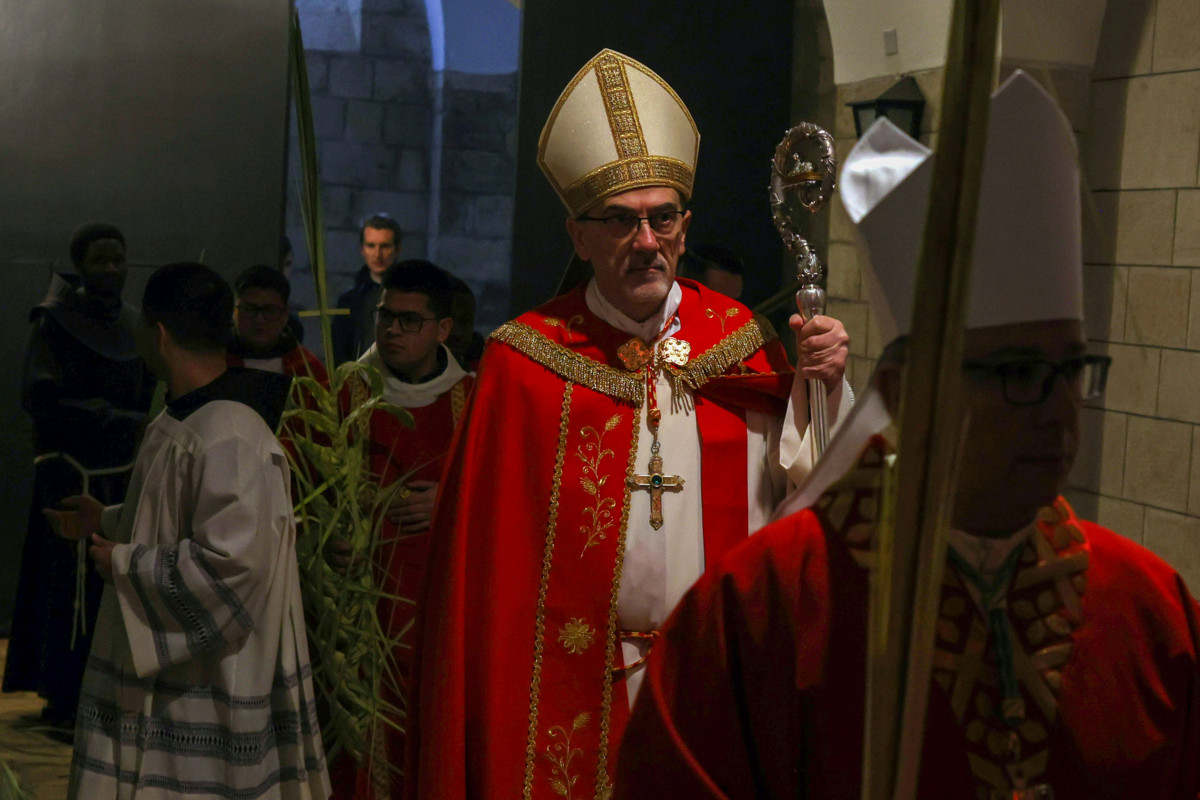 Pääsiäisliturgiat toimitetaan pääosin vain papistolle tänä pääsiäisenä. Israelin poliisi esti Jerusalemin latinalaisen patriarkan, kardinaali Pierbattista Pizzaballan pääsyn Pyhän haudan kirkkoon palmusunnuntaina.  Kuva: Lehtikuva.