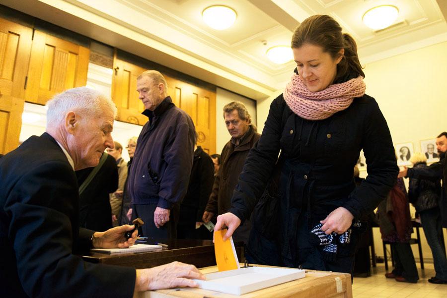 Anni Läntelä äänesti sunnuntaina seurakuntavaaleissa Kallion kirkolla Risto Rantakarin toimiessa vaalivirkailijana.