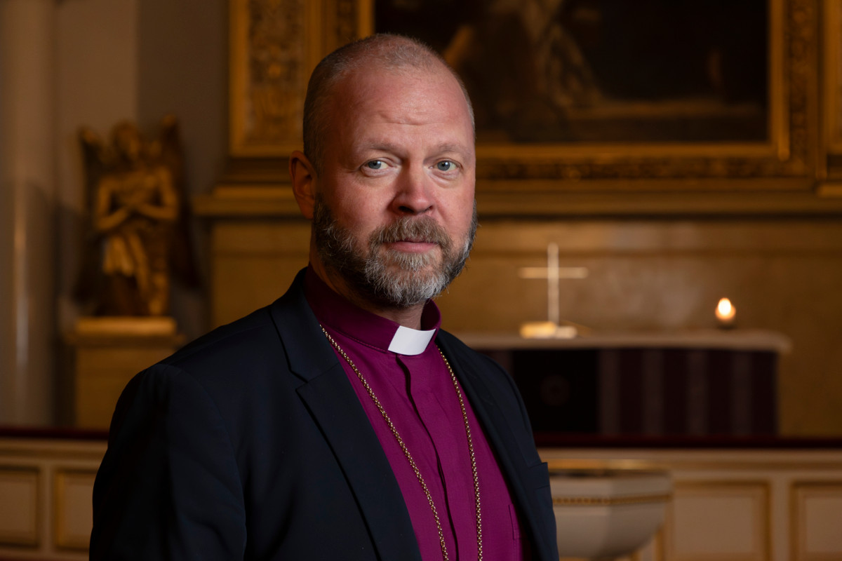 Piispa Teemu Laajasalosta tuomiorovastin valitseminen kuuluu tavallisille seurakuntalaisille. Hänet kuvattiin Helsingin tuomiokirkossa vuonna 2023. Kuva: Esko Jämsä