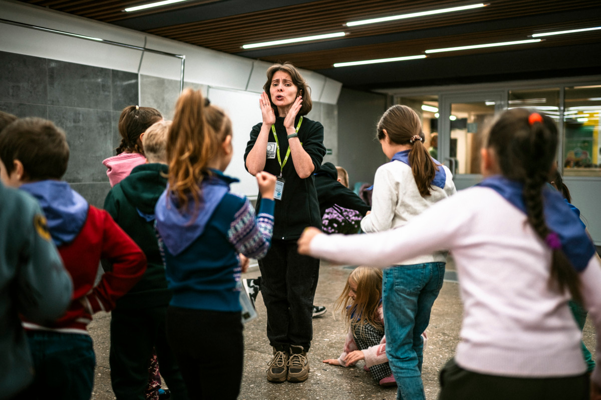 Alina Symonenko on yksi Kirkon Ulkomaanavun kouluttamista koulupsykologeista. Kouluissa psykososiaalista tukea annetaan usein leikin kautta. Koulu on yksi kuudesta Harkovan metroasemille rakennetuista kouluista, joita Kirkon Ulkomaanapu tukee. Kuva: Antti Yrjönen