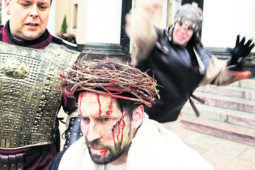 Via Crucis tulee. Pitkäperjantaina Helsingin kaduilla esitettävän pääsiäisvaelluksen Jeesuksena on tänä vuonna näyttelijä Ilkka Villi. Kuva: Frank Leiman/Via Crucis