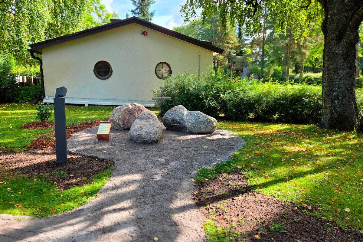 Helsingin pitäjän kirkon hautausmaalla on nyt tyhjän sylin muistopaikka. Muistelupaikassa on käytetty graniittikiveä, jota on myös Pyhän Laurin kirkossa. Kivissä on myös sedimenttiraitoja, joista muodostuu risti samalla tavalla kuin viereisessä Pyhän Laurin kappelissa.