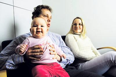 Tero ja Anna-Riina Peltola tulivat nettikurssin live-tapaamisen yhdeksän kuukauden ikäisen Helmililjan kanssa. Kuva: Juho Kuva