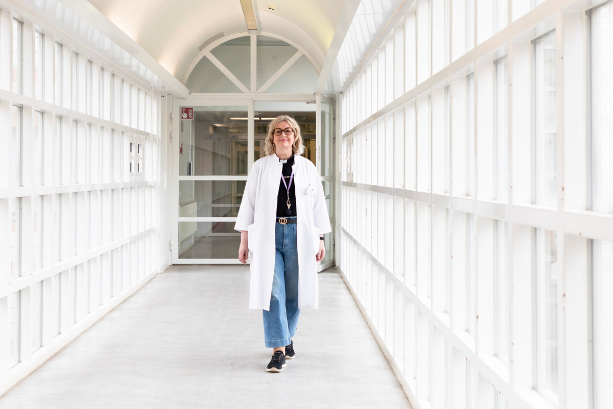 Joskus ihmiset pohtivat sairaalapapin kanssa miksi-kysymyksiä. Satu-Elina Ansas ajattelee, että kaikkeen meillä ei ole vastausta, mutta kysyminen ja kysymysten pohtiminen on tärkeää.