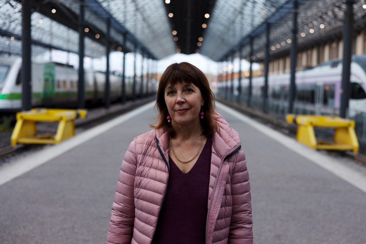 ”Minulle henkilökohtaisesti on tärkeä ajatus, että minulle rakas ihminen on kuoltuaan jossakin ja että halutessani voin olla häneen yhteydessä”, Outi Lehtipuu sanoo.