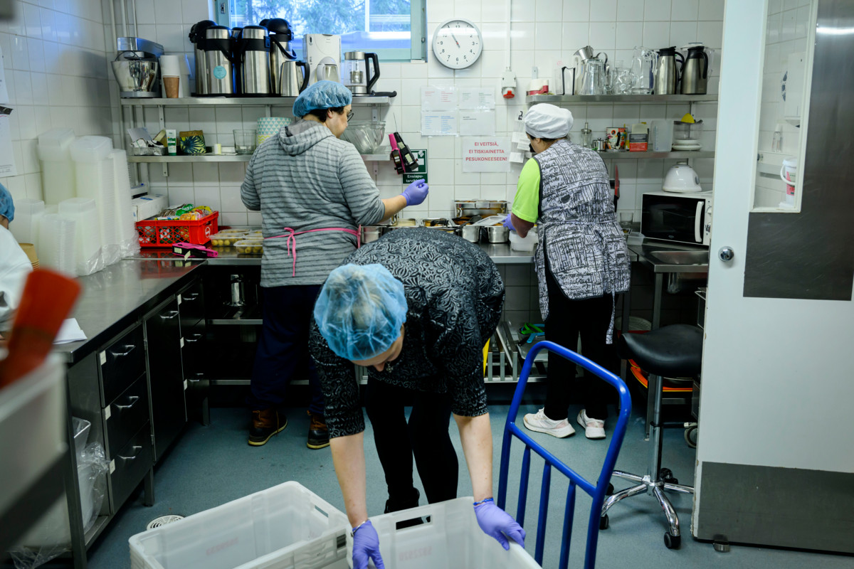 Harjoittelija Ilari Jakunen (vas.), keittiön vastaava Volga Beader sekä vapaaehtoistyöntekijä Avin Suleiman panevat juuri kouluista tullutta linjastohävikkiä pienempiin rasioihin jakoa varten.