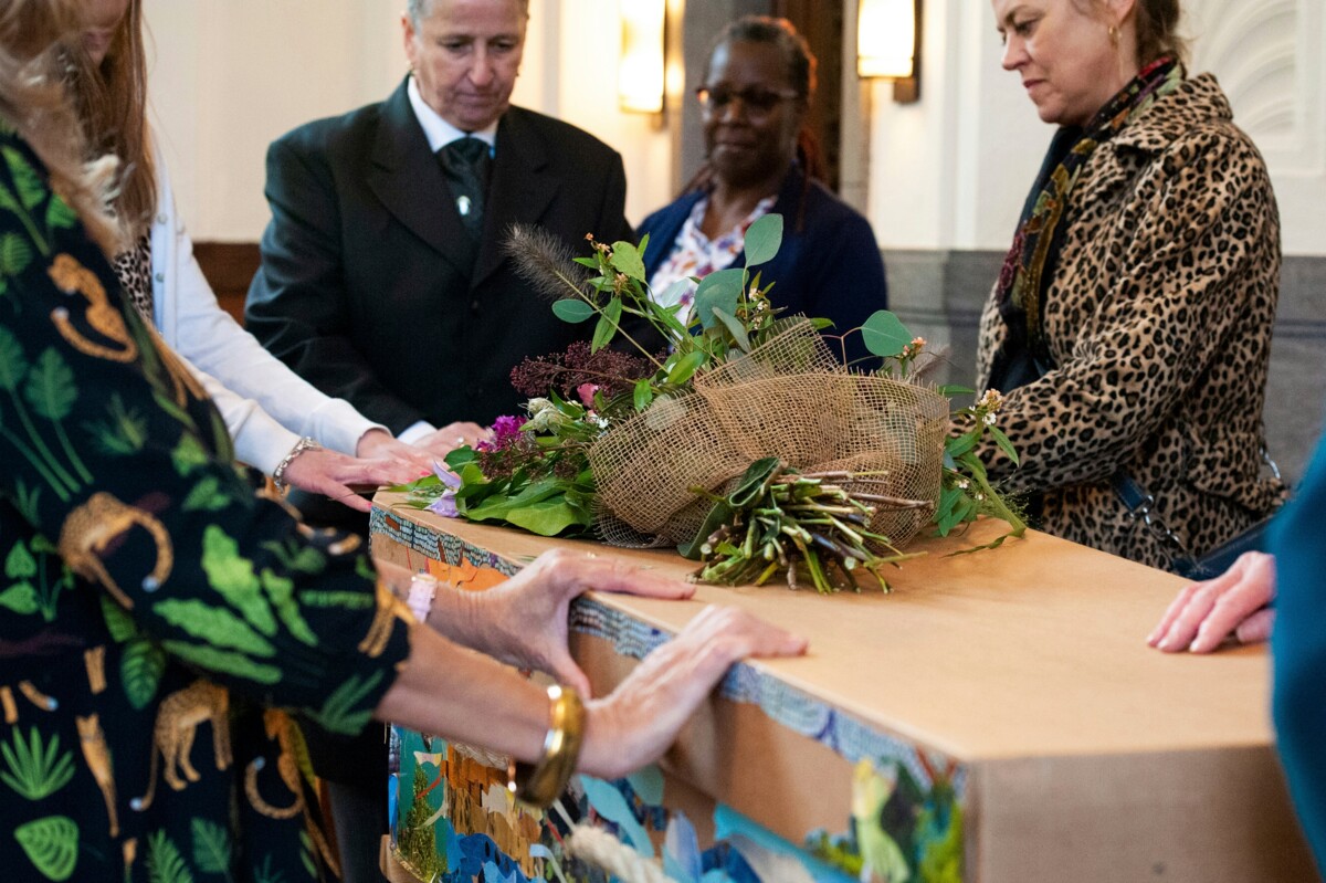 Uskonnollisten yhteisöjen perinteisten muotojen sijaan moni haluaa hautajaisiin yksilöllisyyttä. Kuva: The Good Funeral Guide / Unsplash.