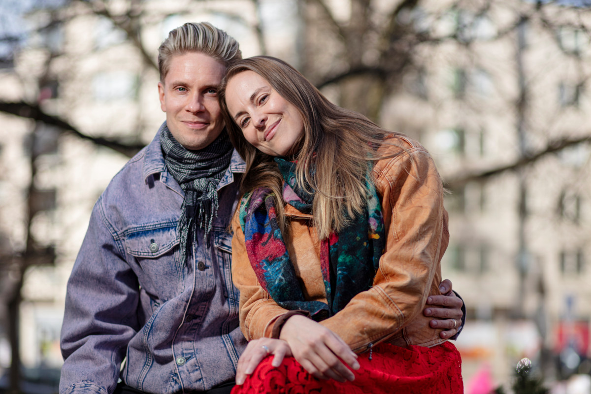 Rakkausrunoista voi tulla helposti mahtipontinen ja sokerinen mielikuva. Ilari Torsti ja Susanna Jussila haluavat rikkoa tuota mielikuvaa ja kirjoittaa rakkaudesta eri puolineen. 