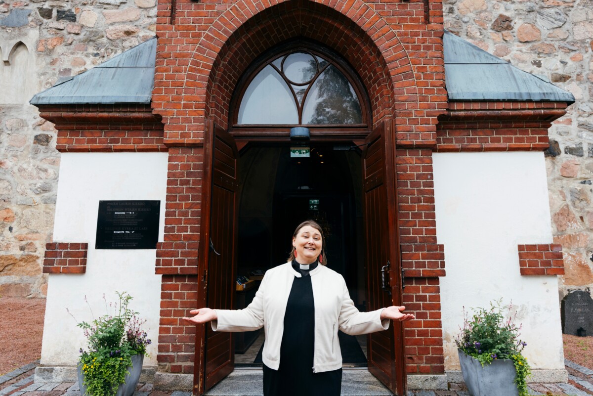Kun tekee kahdenkymmenen vuoden ajan vihkikeskusteluja, saa nähdä monenlaista. Sanna Heikurinen kannustaa ihmisiä rohkeuteen rakkausasioissa.
