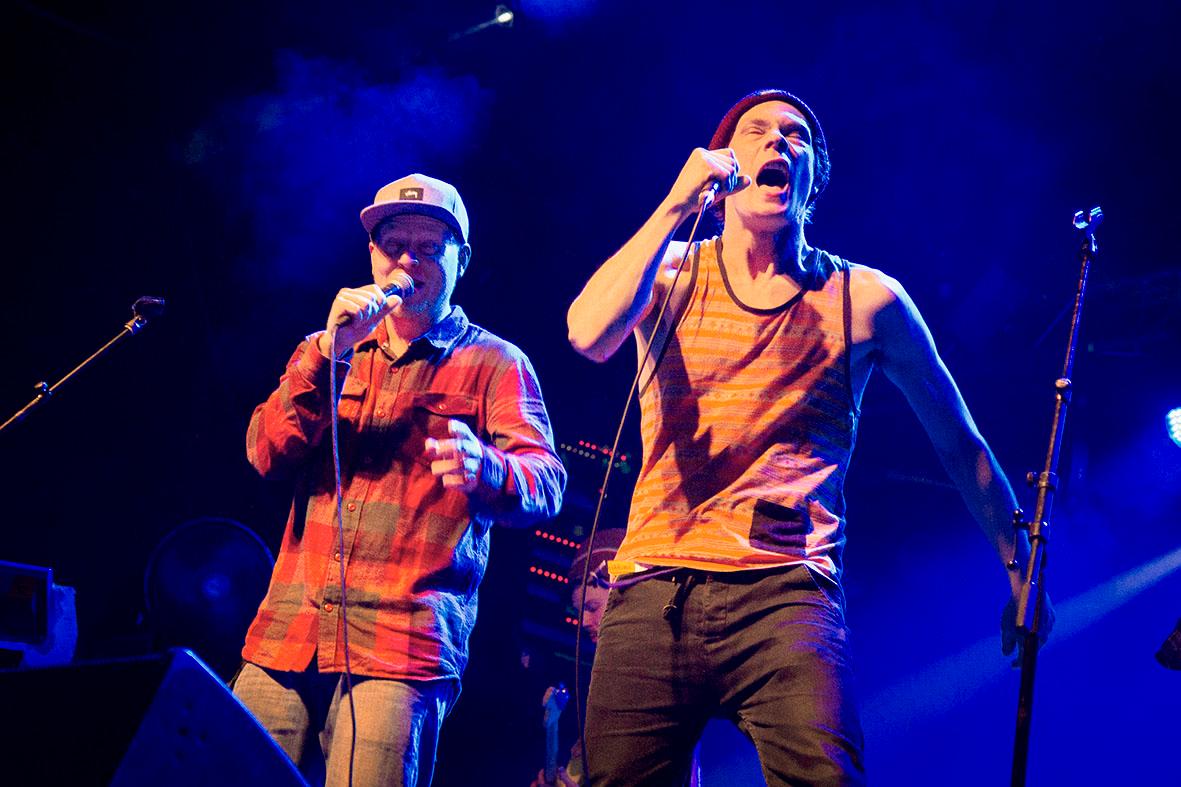 Reggaemiehet. Raappana ja Puppa J synnyttivät keikan energisimmät hetket esiintyessään yhdessä.