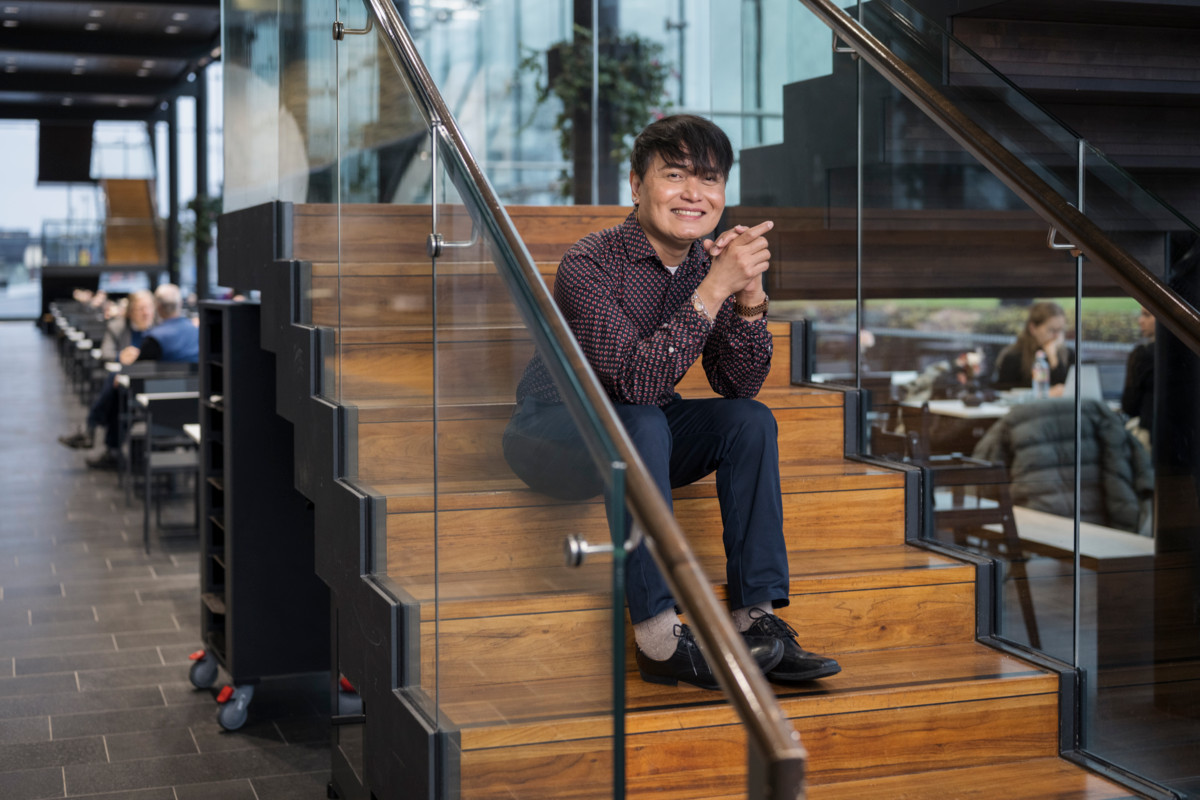 Francis Asis unelmoi paremmista soittotaidoista. Kotona on kitara, piano ja cajon-rummut. 