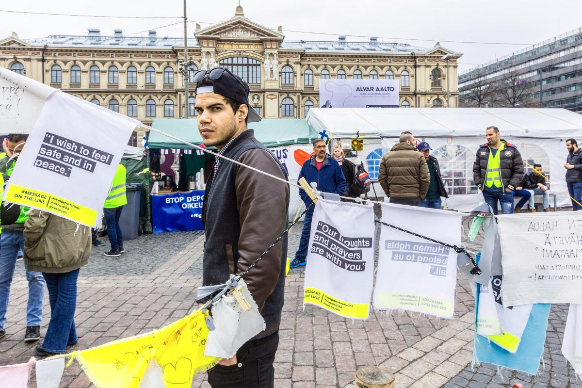 Irakilainen Khaldoon Al-zuhairi osallistui turvapaikanhakijoiden mielenosoitukseen Rautatientorilla torstaina 18. toukokuuta.