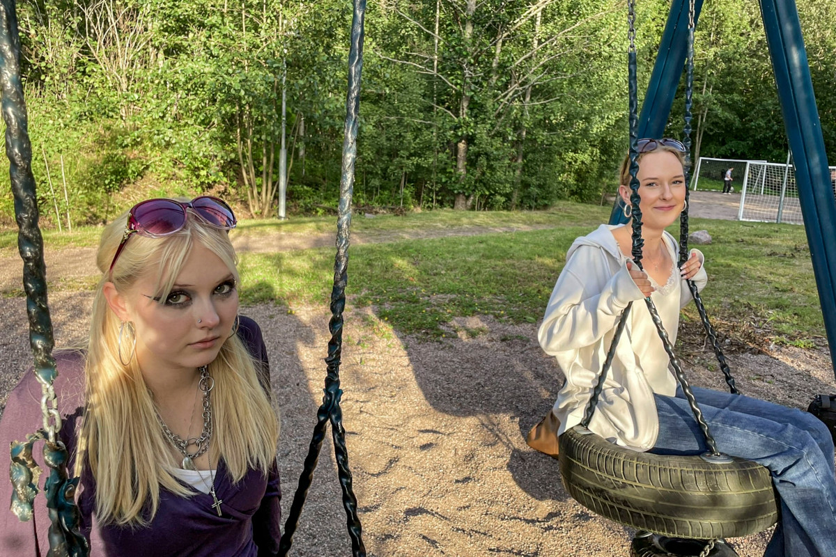 Sonja Hovi ja Selma Hurme pohtivat, pitäisikö tulla uudestaan isommalla, rippileireiltä tutulla kaveriporukalla. Kuva: Ruut Parikka