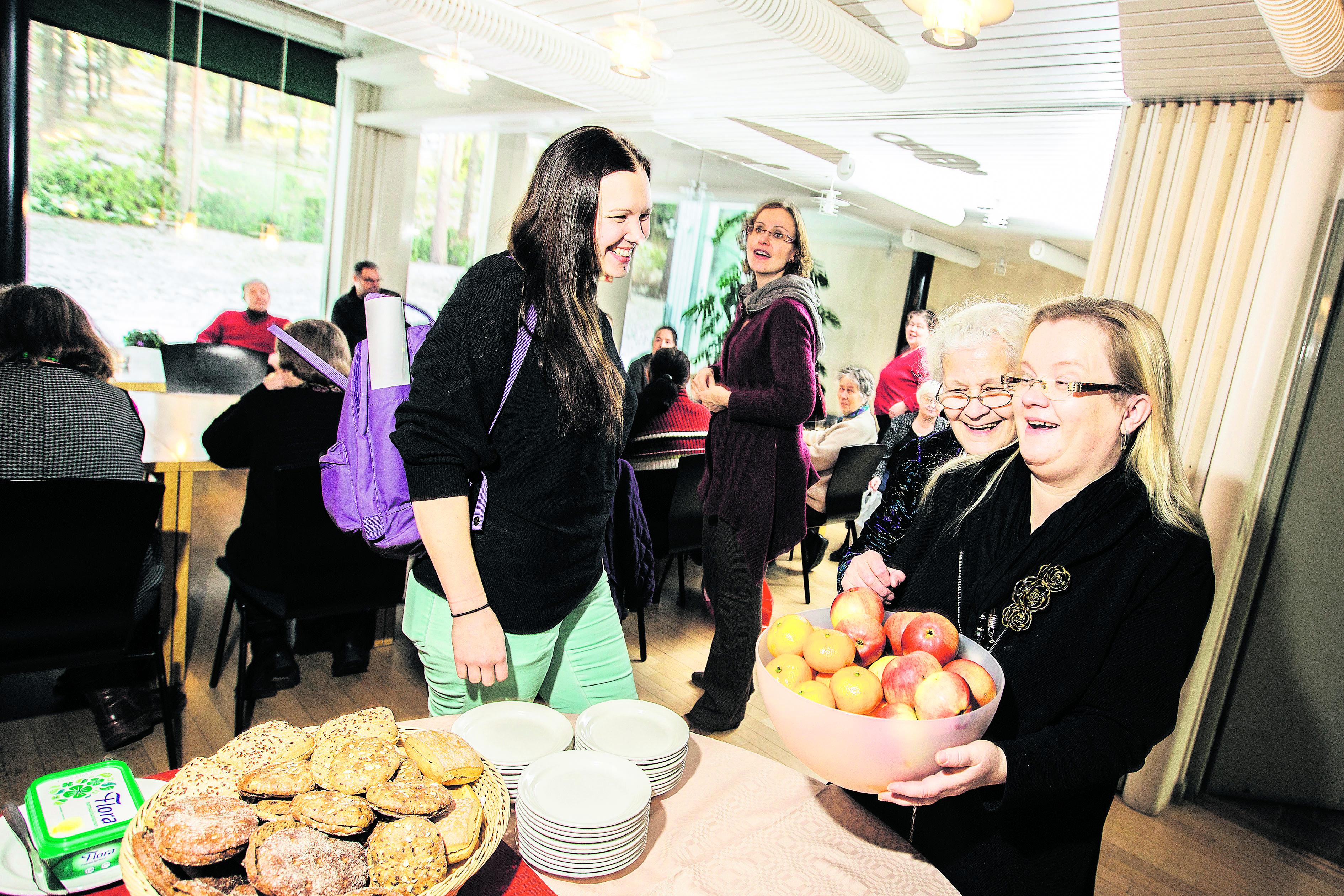 Juhlan aika. Viime vuonna yhteisövalmennuksiin osallistuneet kutsuttiin yhteiselle päätösbrunssille Mikaelinkirkolle joulukuussa. Brunssia järjestivät myös valmennuksia ohjanneet Mikaelin seurakunnan vapaaehtoistyön koordinaattori Kati Vento (vas.), diakoni Hanna Sävilammi sekä vapaaehtoistyöntekijät Maija Isberg-Palm ja Päivi Gratschew.