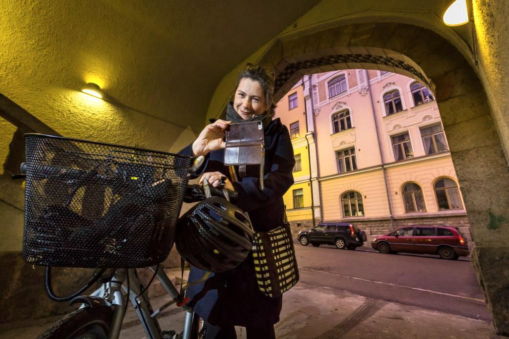 Yle Teeman ohjelmapäällikkö Marika Kecskeméti ajattelee, että jos kauneutta ei näe arjessa, ei sitä näe juhlassakaan. Helsingin Kruununhaassa asuva Kecskeméti ottaa kuvan työmatkansa varrelta joka aamu. Yhä useampi helsinkiläinen jatkaa pyöräilyä myös talvella.