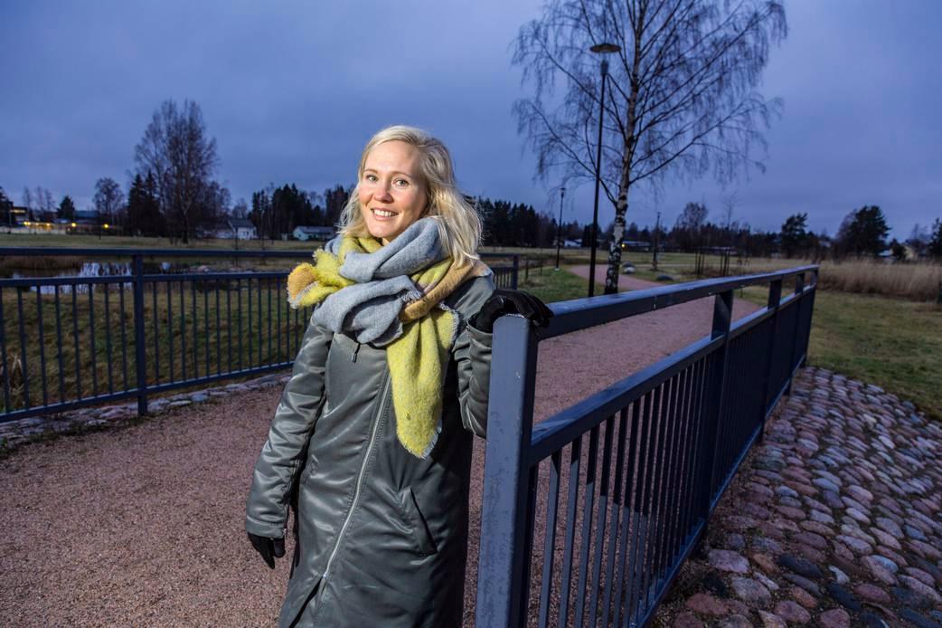 Koivuhakalainen Riitta Rainio työskentelee Helsingin keskustassa. Hän kävelee kotoaan yli kaksi kilometria Tikkurilan juna-asemalle, jotta saa olla mahdollisimman paljon luonnossa. - On hyvä välillä harjoitella havainnoimaan ja aistimaan ympärillä olevia asioita.