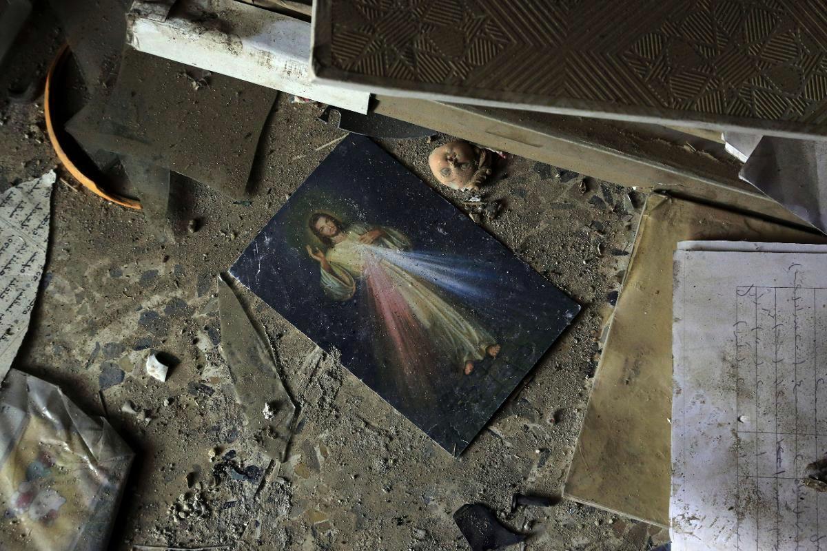 Jeesuksen kuva Isisin tuhoaman kirkon raunioissa Tilkaifin kaupungissa Irakissa. Kaupunki oli aiemmin pääosin kristittyjen asuttama.